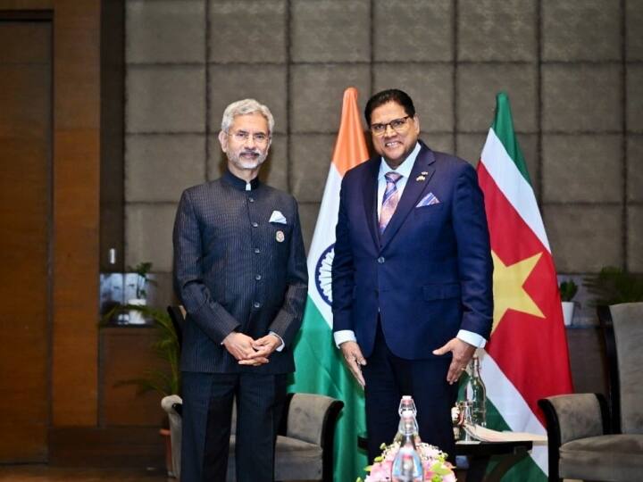 गौरतलब है कि विदेश मंत्री एस. जयशंकर शनिवार रात '56 दुकान' गए थे और वह भी इस चाट-चौपाटी के मुरीदों में शामिल हो गए हैं.