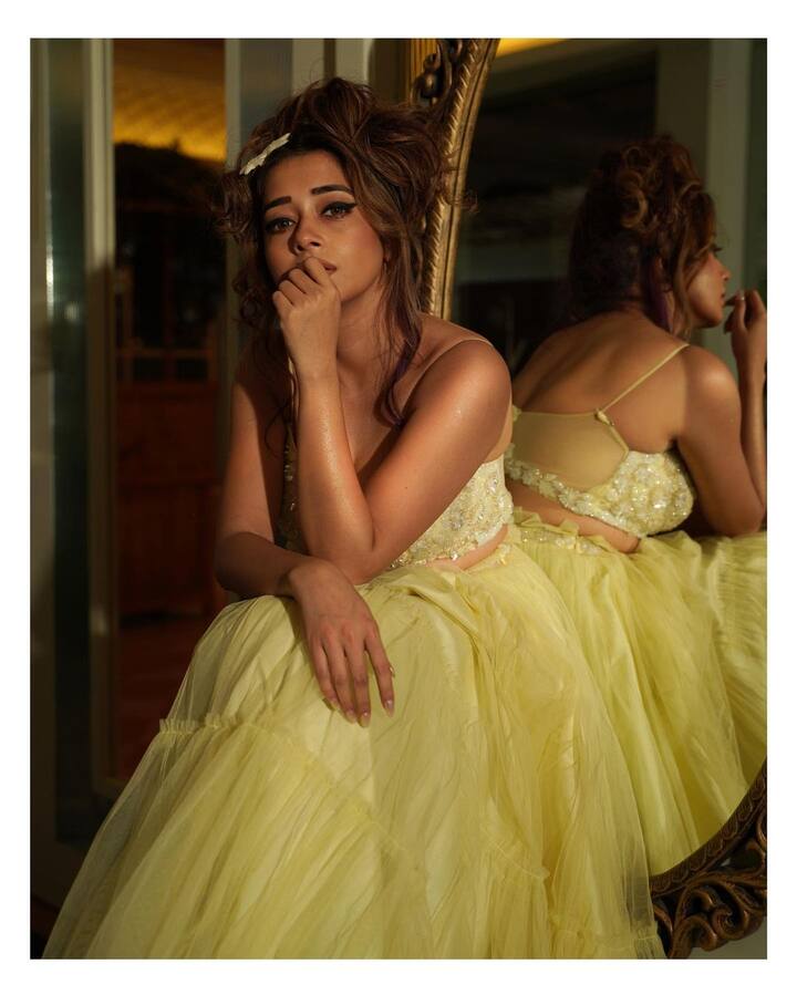 टीना ने कहा, “एक साल तो मेरा बहुत अच्छा चल रहा था. अमेजिंग था, नेक्स्ट लेवल था. तीसरे या चौथे साल में उसका अग्रेशन शुरू हो गया था और अग्रेशन कैसे होता था- गाली गलौज करना, मुझे पिन करना और दीवार पर हाथ मारना.”