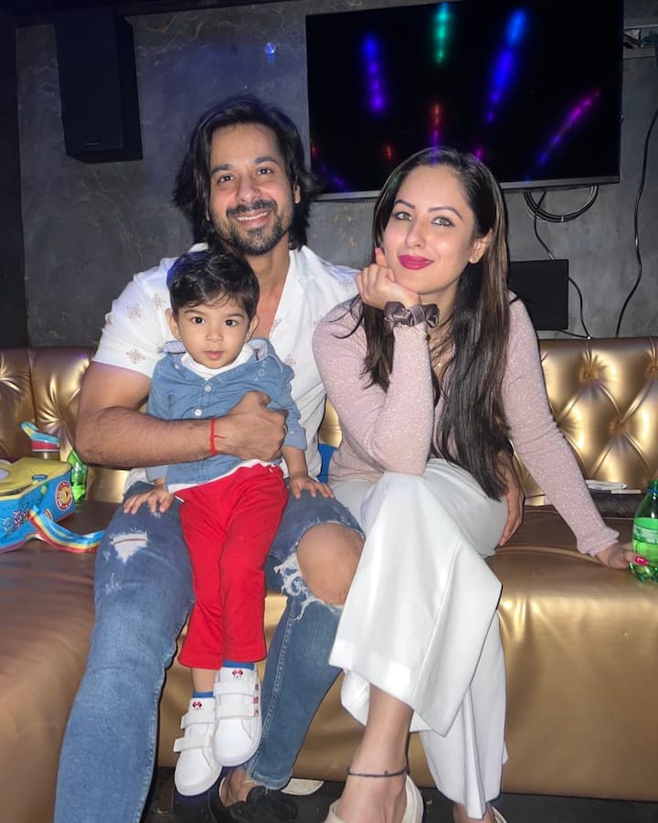 पूजा बनर्जी और कुणाल वर्मा की बात करें तो इनकी मुलाकात 'तुझ संग प्रीत लगाई सजना' के सेट पर हुई थी. इस शो में पूजा और कुणाल लीड रोल में नजर आए थे. तबसे लेकर आजतक दोनों साथ ही हैं. . (Photo Credit- Puja Banerjee Instagram)