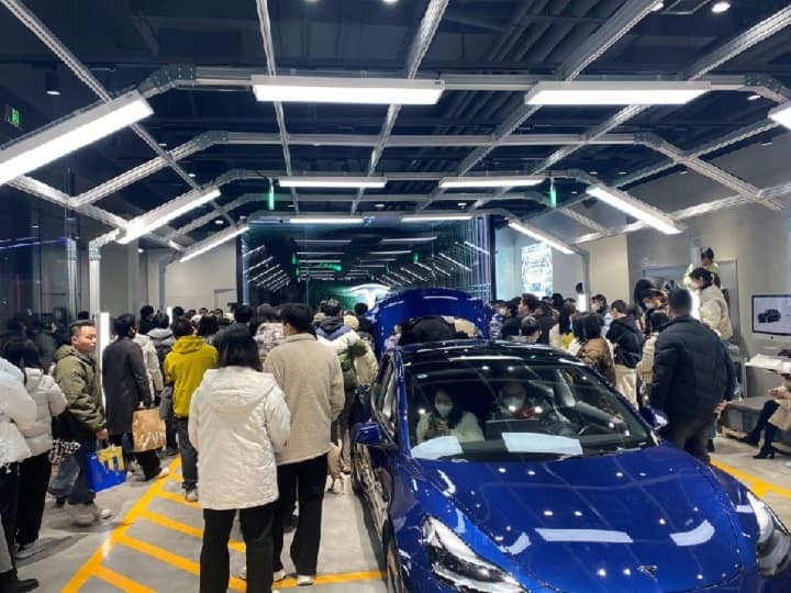 Tesla Owners Protest: चीन में टेस्ला कार के शोरूमों पर लोगों ने किया जमकर हंगामा, जानें क्यों भड़क उठे ग्राहक