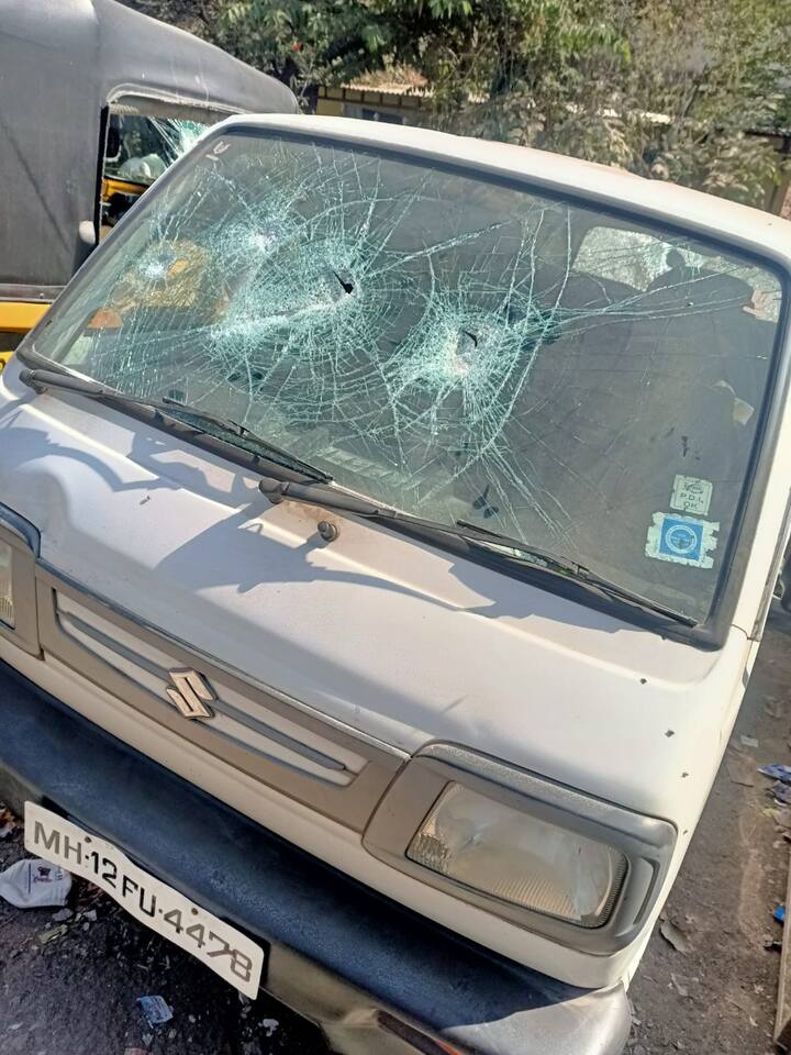 यामध्ये पाच ते सहा जणांच्या टोळक्यानी हातात शस्त्र घेऊन ही तोडफोड केली.