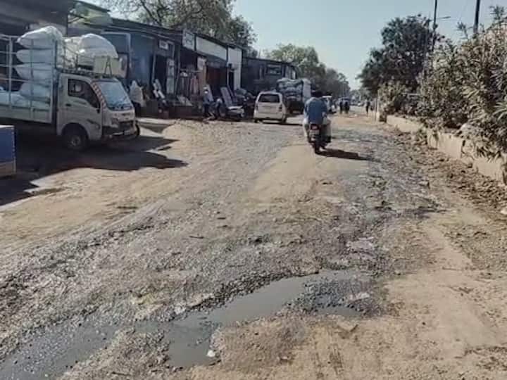 त्याचबरोबर रस्त्याची अत्यंत दुर्दशा झालेली असतानाही महापालिका प्रशासन कोणतेच पाऊल उचलत नाही.