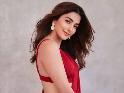 साऊथची ग्लॅमरस अभिनेत्री पूजा हेगडे ही सध्याची आघाडीची अत्रिनेत्री आहे. एका अपयशानंतर पूजाने पुन्हा मागे वळून पाहिले नाही. प्रचंड कष्टाच्या जोरावर पूजाने आपली ओळख निर्माण केलीय.