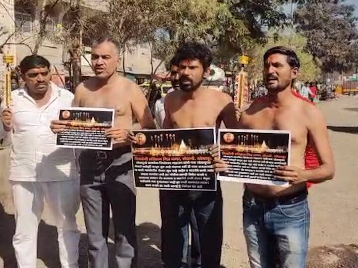 त्यामुळे आक्रमक झालेल्या सिद्धेश्वर भक्तांनी प्रतीकात्मक नंदीध्वज घेऊन महापालिकेपर्यंत अर्धनग्न आंदोलन केले