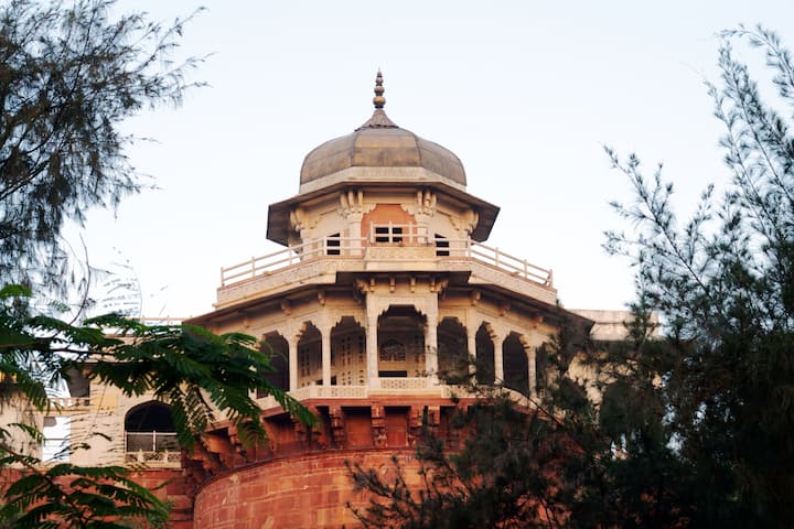 17वीं शताब्दी में शाहजहां ने इससे अष्टभुजा अकार के बुर्ज का निर्माण अपनी पत्नी मुमताज महल को श्रद्धांजलि देने के लिए करवाया था, इसे समन बुर्ज और शाह बुर्ज के नाम से जाना जाता है.