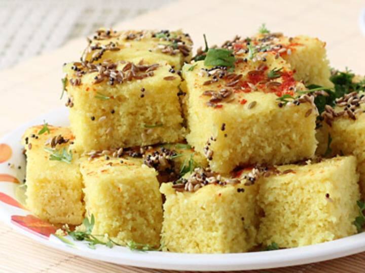 अब तड़के के लिए एक पैन में तेल गर्म करें, उसमें करी पत्ते, राई डालें और 1 मिनट के लिए भूनें. इस तड़के को ढोकला क्यूब्स पर डालें। आखिर में ऊपर से 1/2 टेबल स्पून तंदूरी मसाला छिड़कें. तंदूरी ढोकला को तली हुई हरी मिर्च, इमली की चटनी या अपनी पसंद की किसी भी चटनी के साथ परोसें.