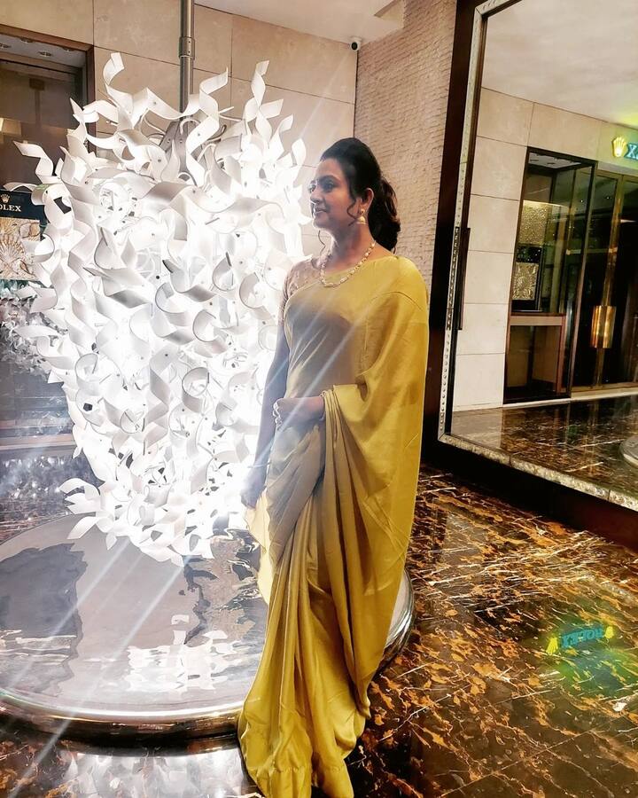 ఒకప్పుడు స్టార్ హీరోయిన్ గా అగ్రహీరోలందరి సరసన నటించింది ఇంద్రజ. Image Credit: Indraja/ Instagram