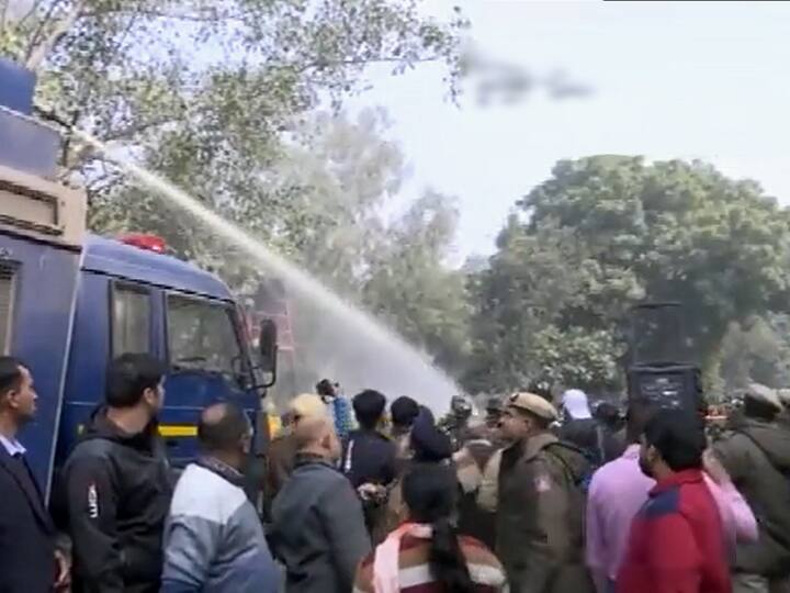 Delhi MCD ruckus BJP workers protest over assaulting women councillors AAP counters and Police uses water cannon Delhi Mayor Election: दिल्‍ली में मेयर चुनाव को लेकर AAP और BJP आमने-सामने, सड़कों पर किया विरोध प्रदर्शन