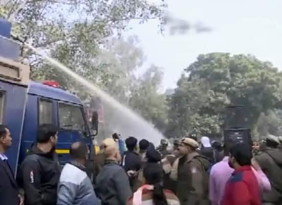 Delhi MCD Ruckus BJP Workers protest over assaulting Women Councillors AAP counters and police uses Water cannon Delhi Mayor Election : ਦਿੱਲੀ 'ਚ ਮੇਅਰ ਦੀ ਚੋਣ ਲਈ AAP ਅਤੇ BJP ਆਹਮੋ-ਸਾਹਮਣੇ , ਸੜਕਾਂ 'ਤੇ ਕੀਤਾ ਵਿਰੋਧ ਪ੍ਰਦਰਸ਼ਨ