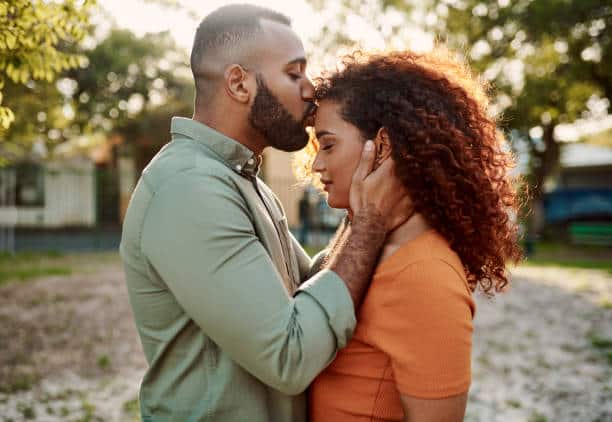kissing benefits kiss burn calories reduce anxiety kiss gives many benefits Kiss Benefits : किस करण्याचे 'हे' भन्नाट फायदे माहीतीयेत? आनंदी, तणावमुक्त राहण्यास होते मदत
