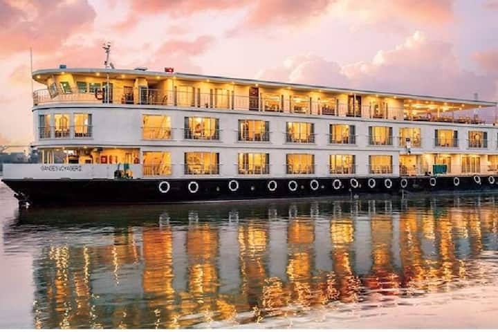 Ganga Vilas River Cruise: भारतातील क्रूझ पर्यटनाला (Cruise Tourist) चांगली सुरुवात होणार आहे. भारतात लवकरच नदीतील सर्वात मोठं क्रूझचा प्रवास सुरू होणार आहे.
