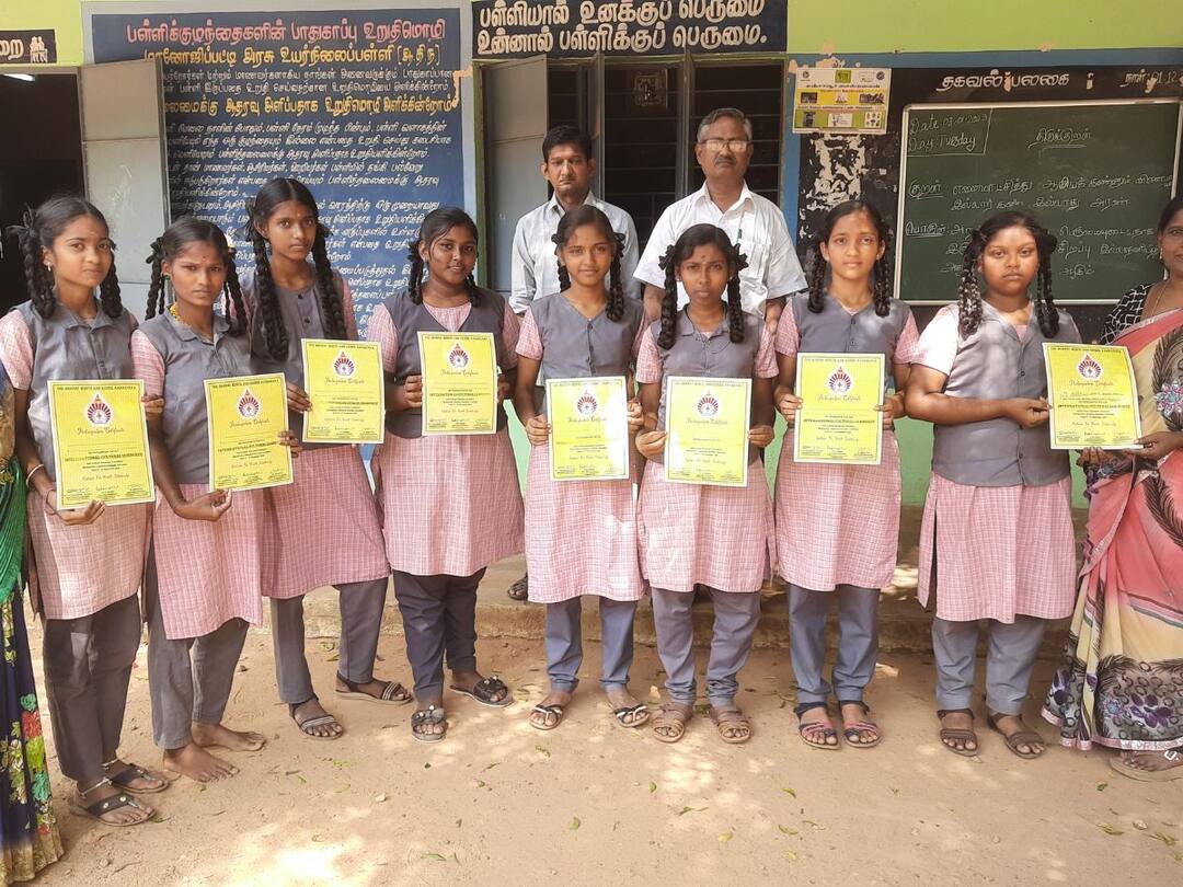 Thanjavur students got badges for showing their talent in Karnataka camp TNN கர்நாடகாவில் நடந்த சாரண, சாரணிய பெருந்திரளணி முகாமில் திறமையை காட்டி பேட்ஜ் பெற்ற தஞ்சை மாணவிகள்