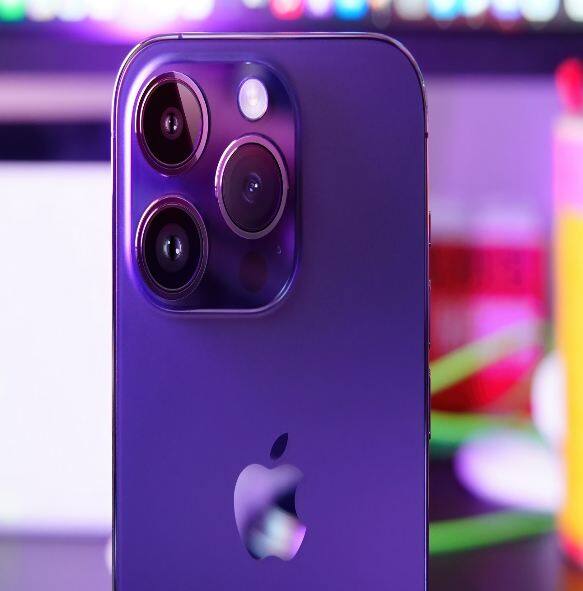 iPhone 14 (2022): Apple iPhone 14 ਨੂੰ 7 ਸਤੰਬਰ 2022 ਨੂੰ ਲਾਂਚ ਕੀਤਾ ਗਿਆ ਸੀ। iPhone 14 ਸੀਰੀਜ਼ iPhone 14, iPhone 14 Plus, iPhone 14 Pro, iPhone 14 Pro Max ਦੇ 4 ਮਾਡਲ ਪੇਸ਼ ਕੀਤੇ ਗਏ ਹਨ। ਇਸ 'ਚੋਂ Apple iPhone 14 Pro ਅਤੇ iPhone 14 Pro Max ਕੰਪਨੀ ਦੇ ਹੁਣ ਤੱਕ ਦੇ ਸਭ ਤੋਂ ਮਹਿੰਗੇ ਫ਼ੋਨ ਹਨ, ਜਿਨ੍ਹਾਂ ਦੀ ਕੀਮਤ 1,89,900 ਰੁਪਏ ਹੈ। ਇਸ ਸਾਲ ਆਈਫੋਨ 'ਚ ਜਿਸ ਫੀਚਰ ਨੇ ਸਭ ਤੋਂ ਜ਼ਿਆਦਾ ਧਿਆਨ ਖਿੱਚਿਆ, ਉਹ ਸੀ ਇਸ ਦਾ ਸੈਟੇਲਾਈਟ ਫੀਚਰ। ਆਈਫੋਨ 15 ਦੀ ਗੱਲ ਕਰੀਏ ਤਾਂ ਇਸ ਬਾਰੇ ਕਈ ਅਫਵਾਹਾਂ ਆ ਰਹੀਆਂ ਹਨ। ਕੰਪਨੀ ਨੇ ਇਸ ਸਬੰਧੀ ਕੋਈ ਅਧਿਕਾਰਤ ਐਲਾਨ ਨਹੀਂ ਕੀਤਾ ਹੈ ਪਰ ਮੰਨਿਆ ਜਾ ਰਿਹਾ ਹੈ ਕਿ ਕੰਪਨੀ ਸਤੰਬਰ 'ਚ iPhone 15 ਸੀਰੀਜ਼ ਨੂੰ ਪੇਸ਼ ਕਰੇਗੀ।