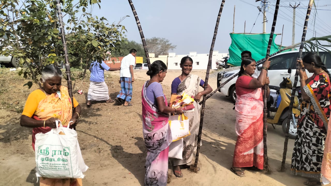 தருமபுரியில் பொங்கல் பரிசு தொகுப்பு;  நியாய விலை கடையில் தொடங்கி வைத்த ஆட்சியர்