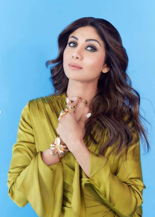 त्यानंतर शिल्पा शेट्टीवर अश्लिलता आणि असभ्यता पसरविल्याचा आरोप करत जयपूर, अलवर आणि गाझियाबाद इथं स्वतंत्र फौजदारी गुन्हे दाखल करण्यात आले.