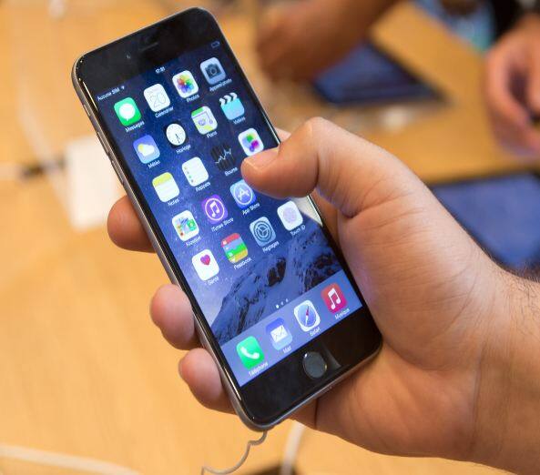 iPhone 6 Plus (2014): 2014 ਵਿੱਚ, ਕੰਪਨੀ ਨੇ ਆਈਫੋਨ 6 ਪਲੱਸ ਪੇਸ਼ ਕੀਤਾ, ਅਤੇ ਹੁਣ ਤੱਕ ਦੀ ਸਭ ਤੋਂ ਵੱਡੀ ਡਿਸਪਲੇ 5.5 ਇੰਚ ਰੱਖੀ ਗਈ ਸੀ। ਇਸ ਤੋਂ ਬਾਅਦ 2015 'ਚ ਕੰਪਨੀ ਨੇ iPhone 6S ਨੂੰ ਪੇਸ਼ ਕੀਤਾ, ਜਿਸ 'ਚ ਕੋਈ ਖਾਸ ਬਦਲਾਅ ਨਹੀਂ ਹੋਇਆ।