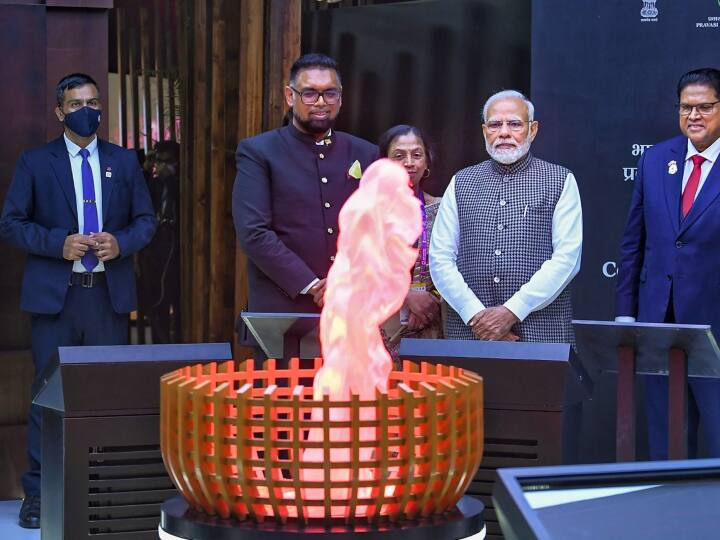 पीएम मोदी ने शहर के कुछ मशहूर पकवान काव्यात्मक अंदाज में गिनाते हुए कहा, 'साबूदाने की खिचड़ी, कचोरी, समोसे और शिकंजी जिसने भी इन पकवानों को देखा, उसके मुंह का पानी नहीं रुका. तालियों की गड़गड़ाहट के बीच प्रधानमंत्री ने कहा कि 'तुक मिलाई' जिसने इन पकवानों को चखा, उसने कहीं और मुड़कर नहीं देखा.