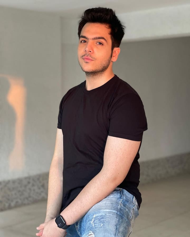 इस शो के किरदार जब किसी दूसरे शो में दिखाई देते हैं तो फैंस आसानी से पहचान भी नहीं पाते हैं. क्या आप जानते हैं कि शो में टप्पू के किरदार में दिखाई देने वाला स्टार महाभारत में भी दिखाई दे चुका है.