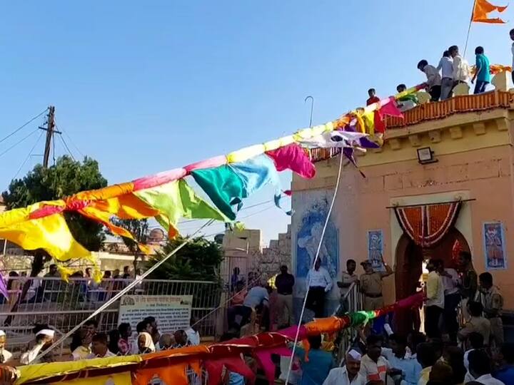 विशेष म्हणजे या काठ्या जवळपास दीडशे फूट उंच एवढ्या होत्या.