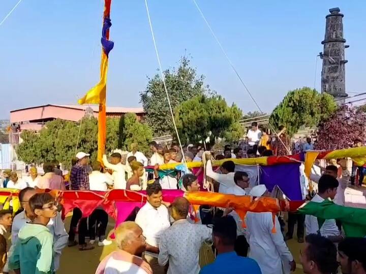 या यात्रेचे वैशिष्ट्य म्हणजे बेल्हा आणि ब्राह्मणगाव इथून आलेल्या मानाच्या उंच काठ्या.