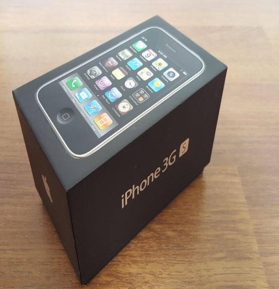 iPhone 3GS (2009): ਸਾਲ 2009 ਤੋਂ ਆਈਫੋਨ ਨੇ ਆਪਣੇ ਮਾਡਲ ਨਾਲ 'S' ਵੇਰੀਐਂਟ ਫੋਨ ਦੀ ਸ਼ੁਰੂਆਤ ਕੀਤੀ। 'S' ਦਾ ਮਤਲਬ ਹੈ ਪਿਛਲੇ ਆਈਫੋਨ ਦੇ ਮੁਕਾਬਲੇ ਇਸ ਵਰਜ਼ਨ 'ਚ ਮਾਮੂਲੀ ਅੱਪਗ੍ਰੇਡ। ਇਸ ਸਾਲ ਐਪਲ ਨੇ ਪਹਿਲੀ ਵਾਰ ਫੋਨ 'ਚ ਵੀਡੀਓ ਰਿਕਾਰਡਿੰਗ ਦਾ ਫੀਚਰ ਲਿਆਂਦਾ ਹੈ।