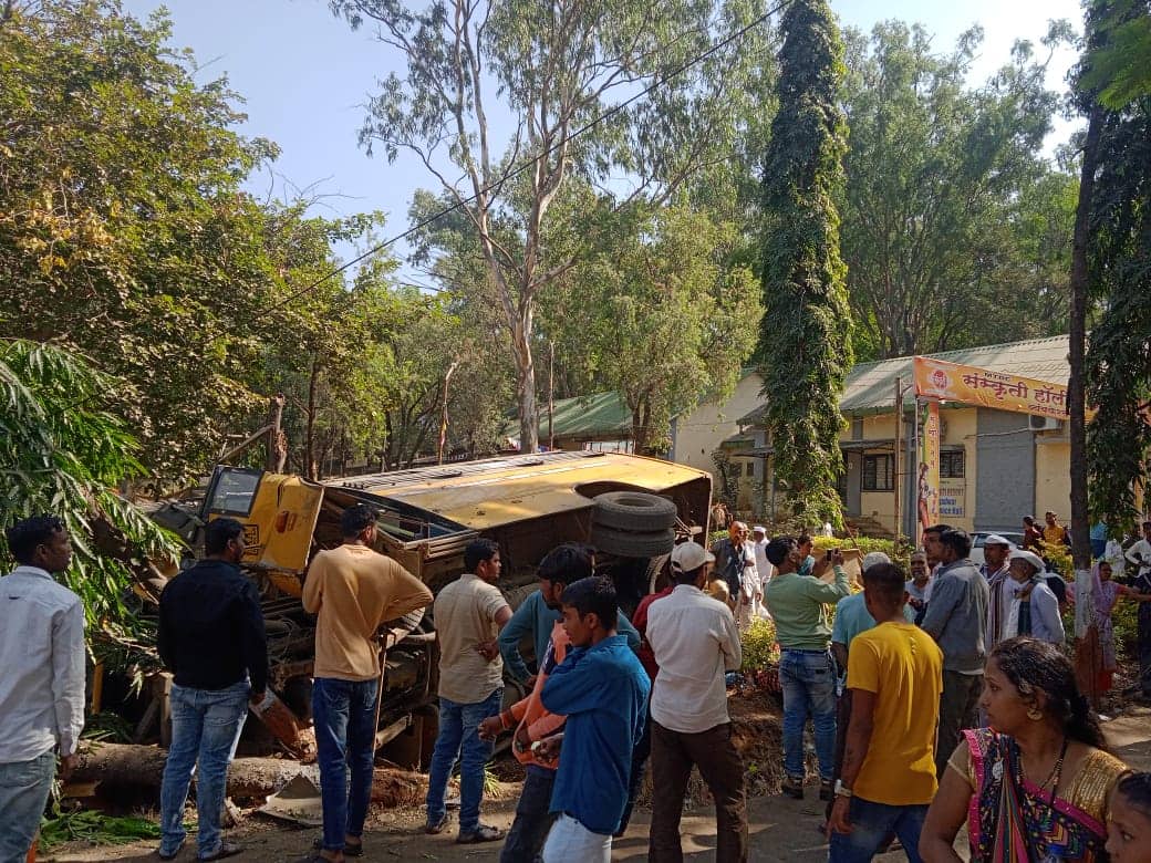 maharashtra news nashik news Mini bus overturned of devotees to Trimbakeshwer, 13 passengers injured Nashik Accident : त्र्यंबकला देवदर्शन झालं, ब्रम्हगिरीहून परतत असताना भाविकांची मिनी बस उलटली!
