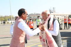 In Photos: इंदौर में भारतीय प्रवासियों के बीच पीएम मोदी, सीएम शिवराज ने एयरपोर्ट पर यूं किया स्वागत