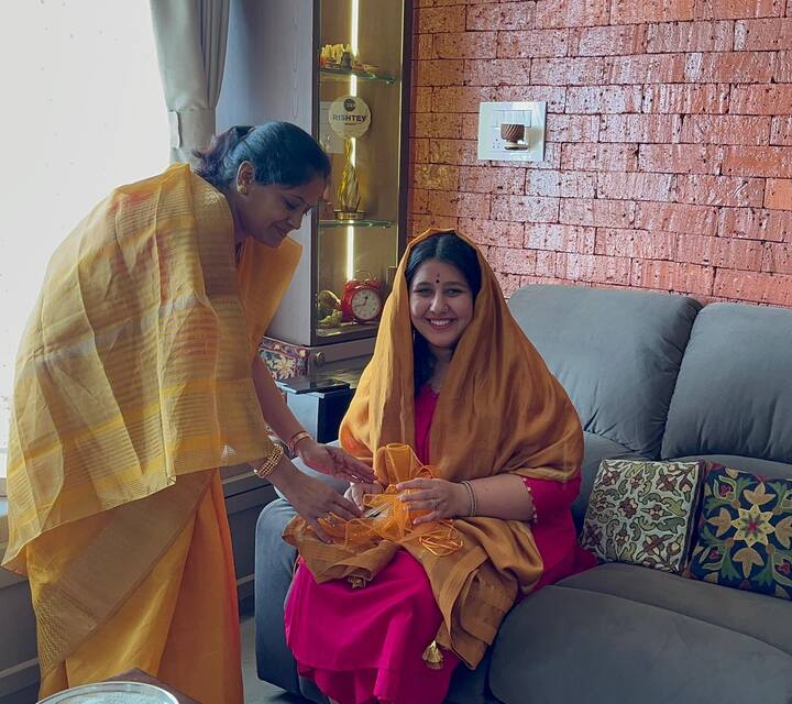 झनक शुक्ला ने तस्वीरें शेयर कर कैप्शन में लिखा, “आखिरकार ये ऑफिशियल हुआ. रोका हो गया.” उनकी इन तस्वीरों पर सेलेब्स से लेकर फैंस बधाइयों वाले मैसेज कर रहे हैं.