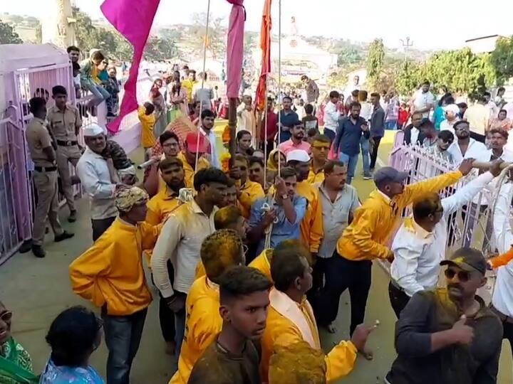 या यात्रेत भंडारा आणि खोबऱ्याची उधळण केली जाते.