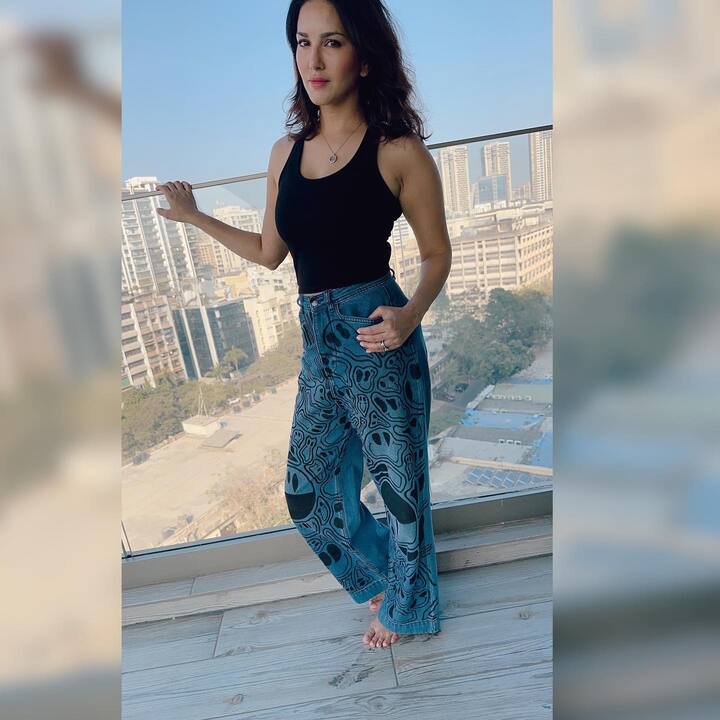 తన ఇంటి బాల్కనీలో నిల్చున్న ఫోటోలు ఇన్ స్టాలో పోస్టు చేసింది. -Image Credit: Sunny Leone/Instagram