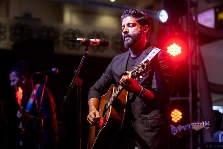 ১৯৭৪ সালের ৯ জানুয়ারি জন্ম নেন ফারহান আখতার। আজ তিনি ৪৯-এ পা দিলেন।