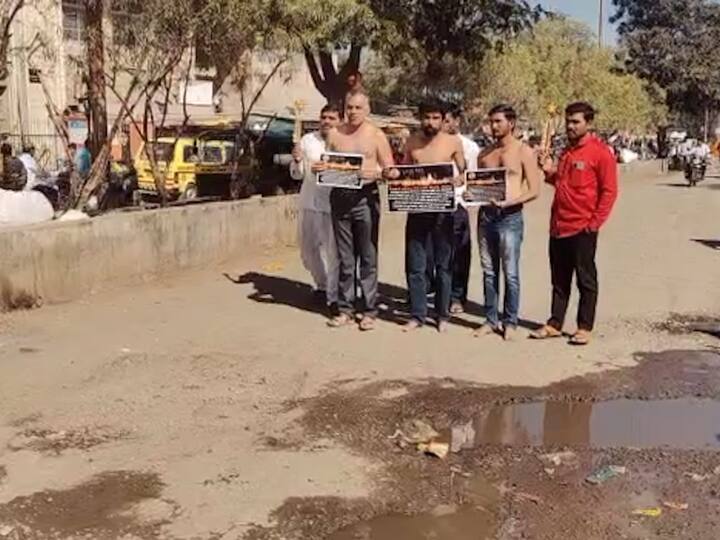 सिद्धेश्वर मंदिर ते महापालिका कार्यालयापर्यंत अर्ध नग्न होत आंदोलन केलं