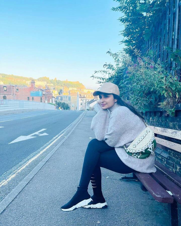 अभिनेत्री परिणीति चोपड़ा अपनी एक्टिंग के साथ-साथ लुक से भी लोगों को इंप्रेस करने का मौका नही छोड़ती हैं. उनके विंटर लुक भी काफी कूल औऱ स्टाइलिश होते हैं.