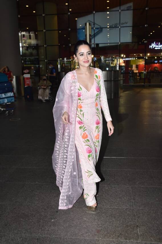 সালোয়ার শ্যুটে অচেনা উরফি