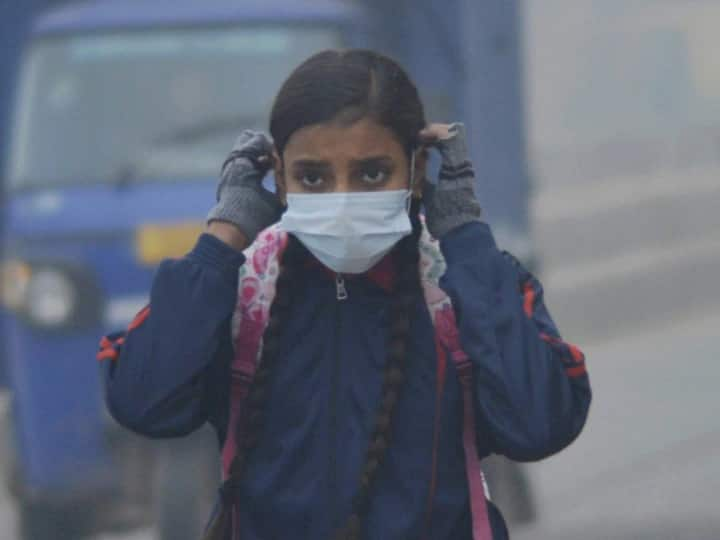 UP Weather update Cold and Fog caused havoc in Agra School children leave till 8th class till January 14 Agra Weather Today: आगरा में ठंड और ठिठुरन ने किया बेहाल, 8वीं क्लास तक के बच्चों की 14 जनवरी तक छुट्टी बढ़ी