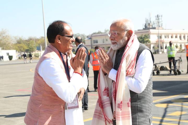 इंदौर में भारतीय प्रवासियों को संबोधित करने के लिए पीएम मोदी भी पहुंचे. पीएम नरेंद्र मोदी के साथ मुख्यमंत्री शिवराज सिंह चौहान और एमपी के गृह मंत्री नरोत्तम मिश्रा भी मौजूद रहे.