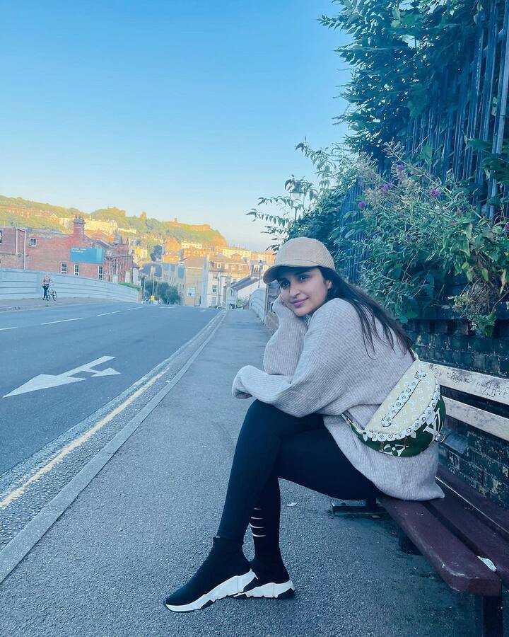 सर्दियों के मौसम में आपको भी स्टाइलिश दिखना है तो एक्ट्रेस के इन लुक्स से इंस्पिरेशन ले सकती हैं. परिणीति अक्सर ही गॉर्जियस लुक से तारीफ बटोरती हैं. इस लुक को बाहर कही घूमने के लिए भी आप ट्राई कर सकती हैं.