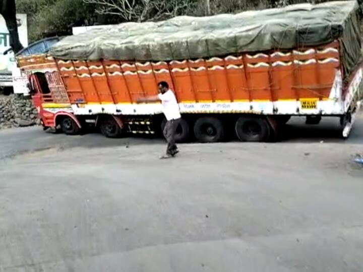 image 5घाटातील सोनपात्राजवळील तीव्र उतारात ट्रक फसला आहे तर रस्त्यावर दगड आल्याने रस्ता बंद झाला आहे