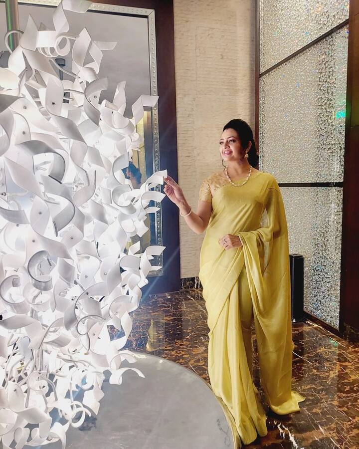 నాలుగు పదుల వేయసులోనూ అందంగా కనిపిస్తూ అందరినీ ఆశ్చర్యపరుస్తుంది.  Image Credit: Indraja/ Instagram