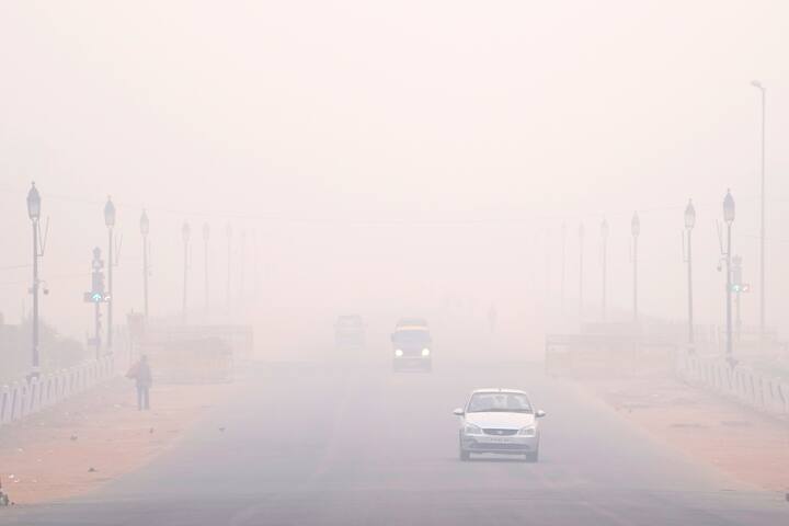 সাম্প্রতিক কালে প্রায়শই শিশু ও নাবালকদের মধ্য়ে অ্য়াসথমা, শ্বাসকষ্টজনিত সমস্যা দেখা যাচ্ছে। এই নিয়ে একটি সমীক্ষায় উঠে এসেছে উদ্বেগজনক তথ্য। মূলত ২টি বায়ুদূষক, ওজোন এবং অতি সূক্ষ্ম ধূলিকণা (Fine Particulate Matter)-এর জন্যই কম আয়ের শহর-অঞ্চলের (Low Income Urban Areas) শিশু ও নাবালক-কিশোরদের মধ্যে নন-ভাইরাল অ্য়াসথমা অ্যাটাকের ঘটনা দেখা যাচ্ছে। সংবাদ সংস্থা পিটিআই সূত্রের খবর, আমেরিকার বিজ্ঞানীদের করা একটি সমীক্ষায় উঠে এসেছে এমনই তথ্য।