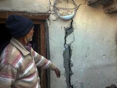 Sinking of Joshimath: ક્યાંક ઘરોની બહાર પડેલો સામાન તો ક્યાંક રસ્તો બે ભાગમાં વહેંચાયેલો જોવા મળ્યો... જોશીમઠથી સામે આવી છે આ ભયાનક તસવીરો