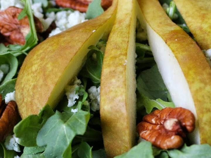 सेब, नाशपाती, चेरी टमाटर और अरुगुला के पत्तों को पतला-पतला काटें और एक तरफ रख दें. सलाद ड्रेसिंग बनाने के लिए, एक मिक्सिंग बाउल लें और उसमें दो नींबू निचोड़ लें, उसके बाद मेपल सिरप, जैतून का तेल, कटा हुआ अजमोद, कटा हुआ लहसुन, काली मिर्च और स्वादानुसार नमक डालें। एक अच्छी ड्रेसिंग बनाने के लिए मिश्रण को अच्छी तरह से फेंट लें.