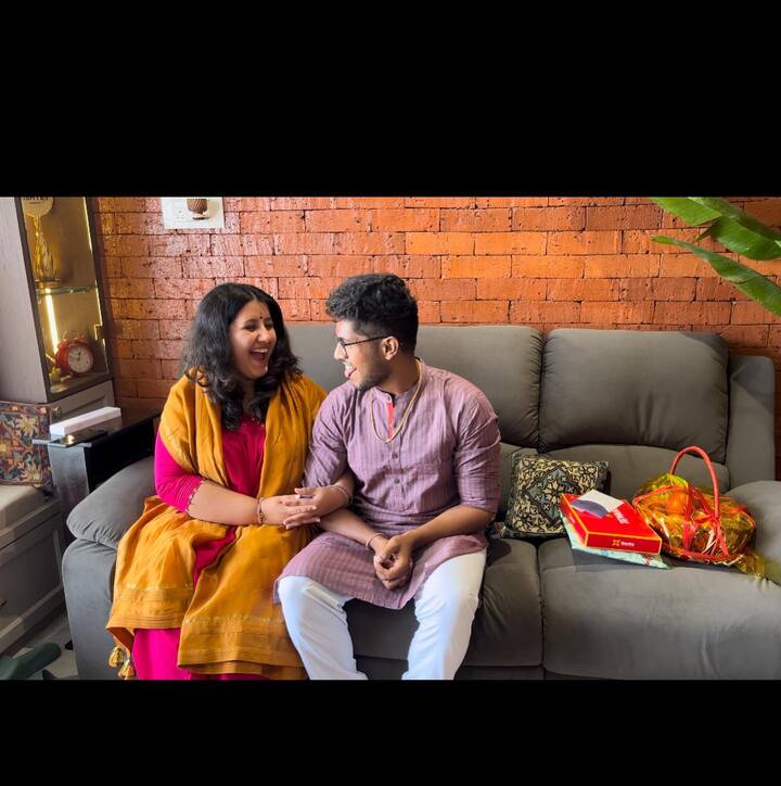 हाल ही में, झनक शुक्ला ने अपने लॉन्ग टाइम बॉयफ्रेंड स्वप्निल सूर्यवंशी (Swapnil Suryawanshi) से सगाई कर ली है.