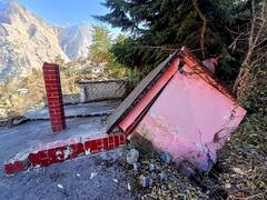Joshimath Sinking Reason: सच निकली जोशीमठ पर 53 साल पुरानी रिपोर्ट, तस्वीरों में देखें 610 घरों में दरार, 68 परिवारों का रेस्क्यू