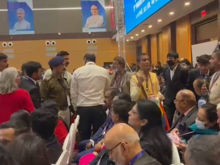 Pravasi Bhartiya Sammelan Indore Madhya Pradesh PM Narendra Modi NRI created ruckus not given entry ANN Pravasi Bhartiya Sammelan: PM मोदी के सभा स्थल पर एंट्री नहीं मिलने से नाराज हुए NRI, जमकर हंगामा, वीडियो आया सामने
