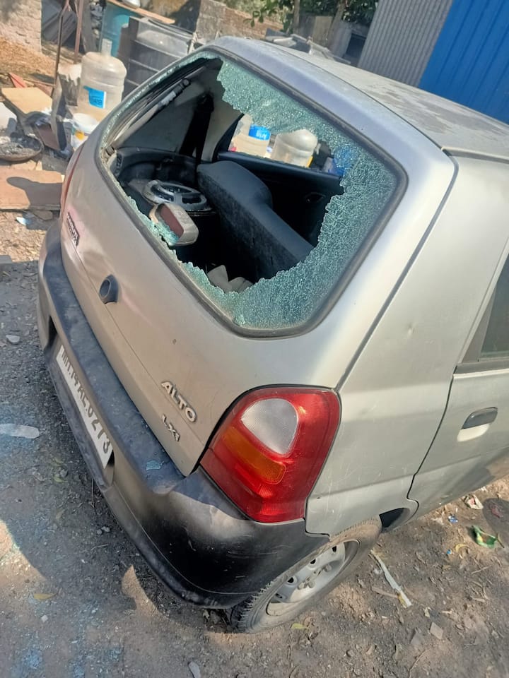 या तोडफोडीत दुचाकी आणि चारचाकी गाड्यांच मोठ्या प्रमाणात नुकसान झाले आहे.