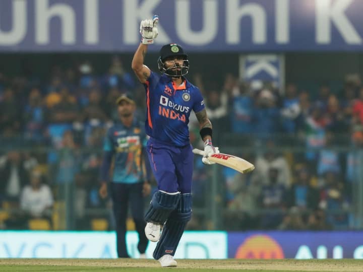 Virat Kohli is just 5 steps away from breaking Sachin Tendulkar's record of most ODI centuries सचिन तेंदुलकर के सबसे ज्यादा शतक का रिकॉर्ड तोड़ने से सिर्फ 5 कदम दूर हैं कोहली, श्रीलंका के खिलाफ जड़ी 45वीं सेंचुरी