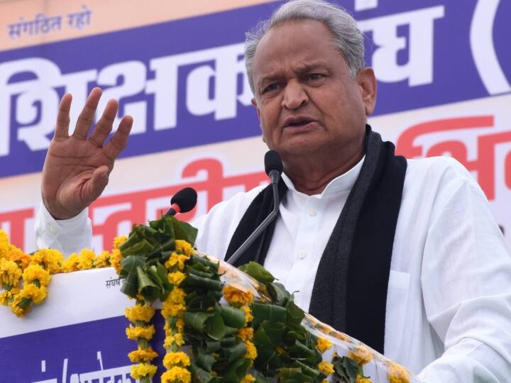 Ashok gehlot Rajasthan Government will recruit 10K Teacher in Mahatma Gandhi English Medium School ANN Rajasthan Government Jobs: रोजगार की सबसे बड़ी बड़ी खबर, 10 हजार शिक्षकों की होगी भर्ती, सरकार ने दिया ये आदेश