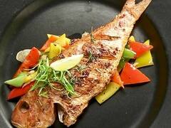 Fried Fish: सर्दियों में स्पाइसी खाने का कर रहा है मन तो फिर बनाएं 'फ्राइड फिश' विथ स्वीट चिल्ली सॉस