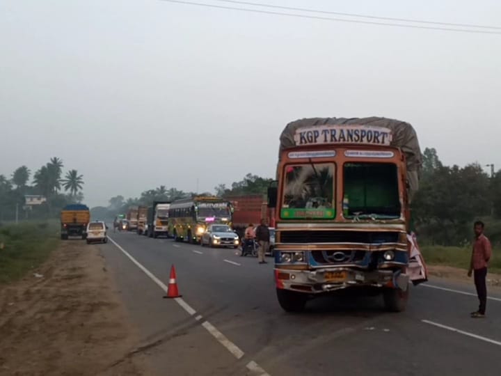 மாயனூர் அருகே லோடு வாகனம் - லாரி நேருக்கு நேர் மோதல் - 2 பேர் உயிரிழப்பு